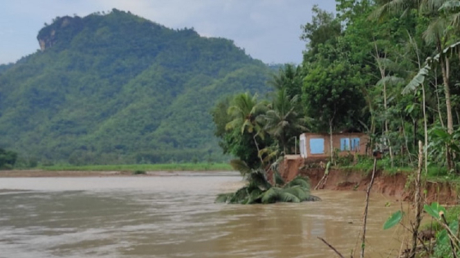 112 Rumah Warga Terancam Abrasi Sungai, 1 Rumah Dirobohkan Paksa