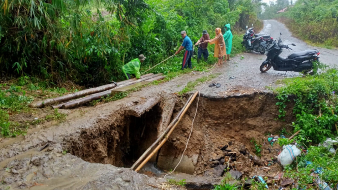 Diterjang Banjir Bandang, Jalan Penghubung 4 Desa Ambles dan Terputus