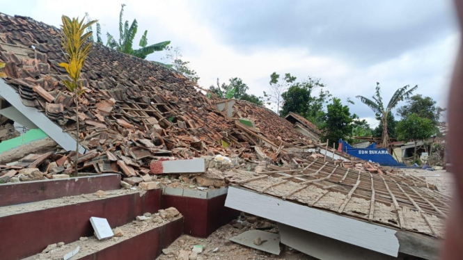 Bangunan runtuh akibat gempa di Cianjur, Jawa Barat.