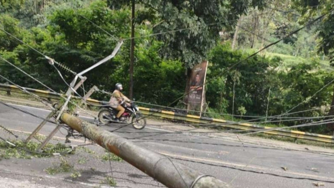 Tiang lsitrik roboh pasca gempa di Cianjur, Jawa Barat.