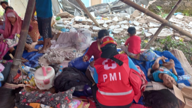 PMI membantu korban gempa Cianjur, Jawa Barat.