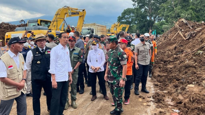 Presiden Joko Widodo meninjau lokasi gempa di Cianjur, Jawa Barat.