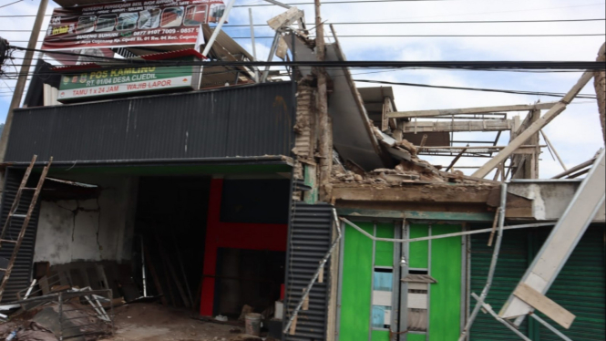 Bangunan rusak akibat gempa di Cianjur, Jawa Barat.