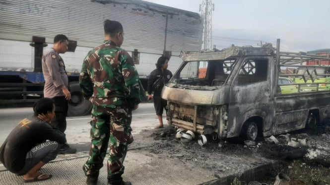 Mobil Pick Up Bermuatan Sangkar Burung Ludes Terbakar di Pantura