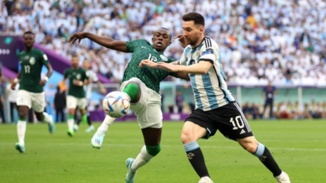 Lionel Messi berduel dengan pemain Arab Saudi