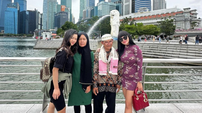 Dinar Candy boyong keluarga ke Singapura