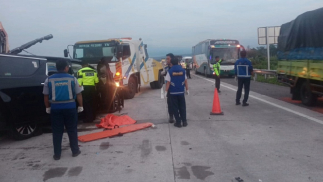 Kecelakaan Maut Alphard vs Truk di Jalan Tol, 3 Orang Tewas