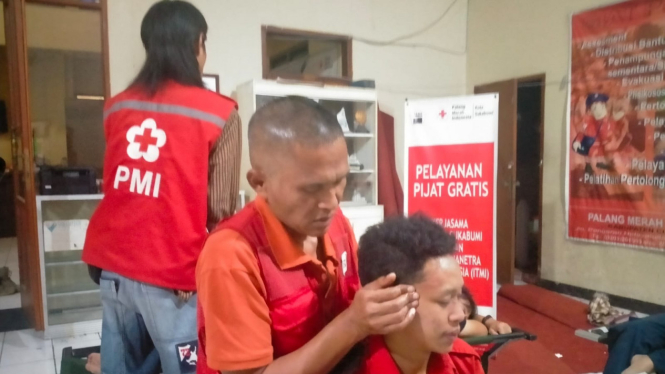 PMI sediakan layanan pijat gratis bagi pengungsi dan relawan Cianjur.