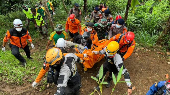 Tim gabungan evakuasi korban tewas akibat gempa Cianjur, Jawa Barat.