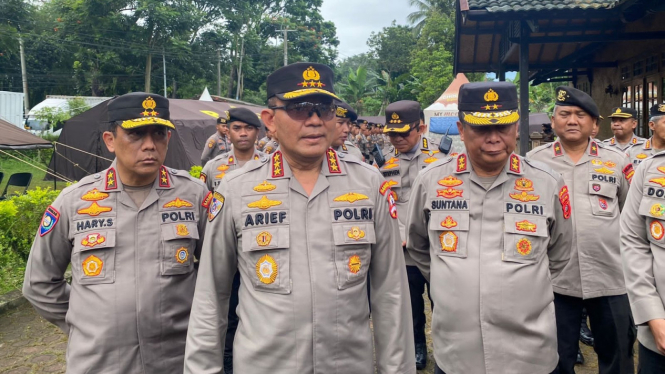 Kabaharkam Polri Komjen Pol Arief Sulistiyanto (tengah).