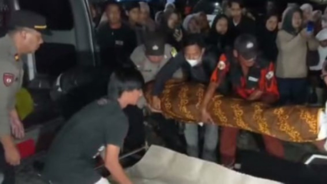 Polsek Dawuan Majalengka bantu pemakaman korban gempa.