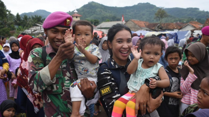 Lihat Kedekatan Prajurit TNI AL dengan Masyarakat di Lokasi