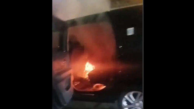 Heboh, Detik-detik Mobil Mewah Terbakar di Dekat Stasiun Grogol