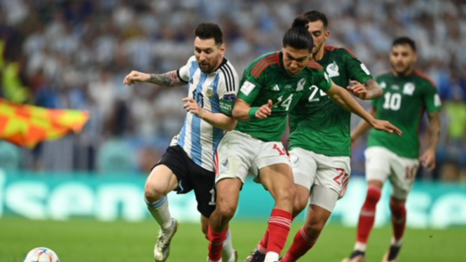 Duel Lionel Messi dengan pemain Meksiko