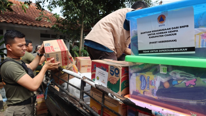 Distribusi bantuan BNPB untuk korban gempa di Cianjur, Jawa Barat.