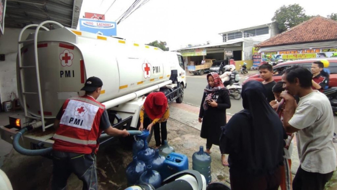 PMI distribusi air bersih untuk korban gempa di Cianjur, Jawa Barat.