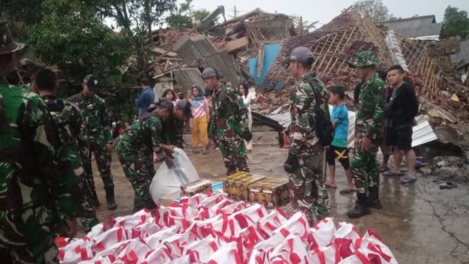 TNI AD distribusikan bantuan korban gempa Cianjur, Jawa Barat.
