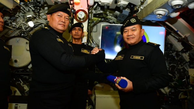 KSAL Laksamana TNI Yudo Margono berikan Brevet Hiu Kencana