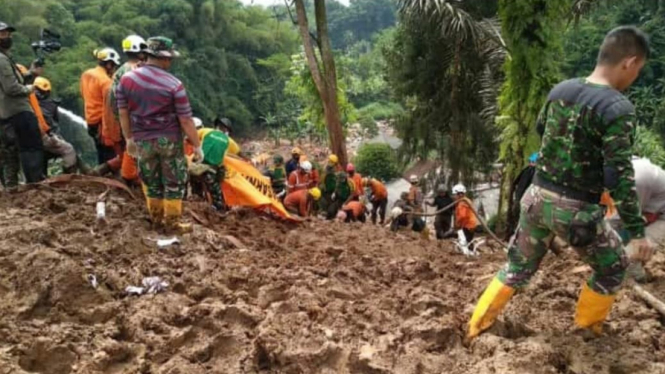 Tim gabungan mencari korban longsor akibat gempa di Cianjur.