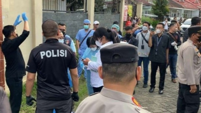 Polisi olah TKP di rumah sekeluarga tewas di Kalideres, Jakarta Barat.