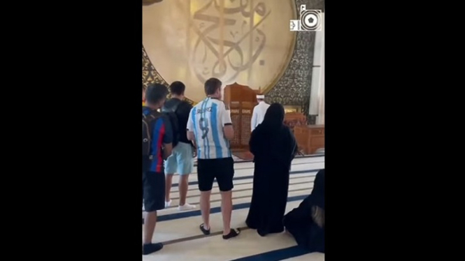 Viral, Penonton Piala Dunia 2022, Merekam Adzan di Masjid Biru, Doha