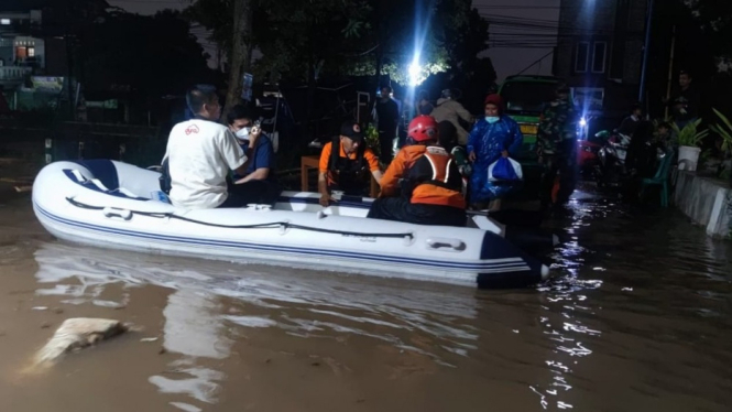 Tim gabungan evakuasi warga akibat banjir di Tangerang Selatan.