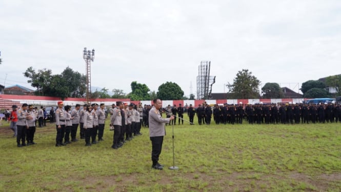 Apel gabungan TNI-Polri untuk bersihkan puing pasca gempa Cianjur.