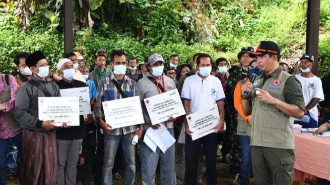 Kepala BNPB serahkan dana stimulan korban gempa Cianjur, Jabar.