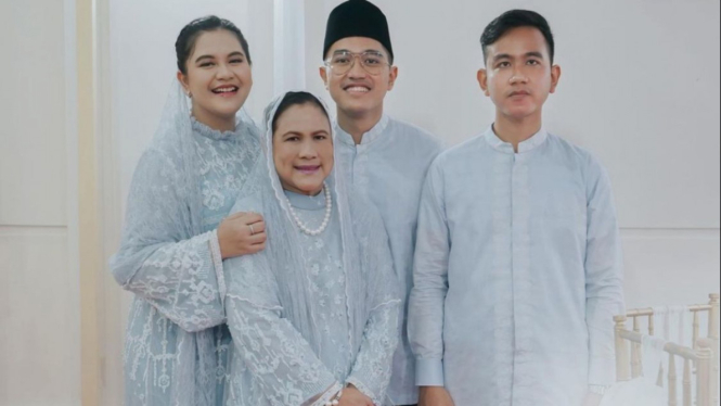 Foto keluarga Ibu Negara dan ketiga anaknya