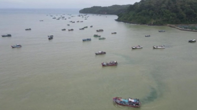 Dihantam Badai, Puluhan Kapal Nelayan Asal Cilacap Berlindung