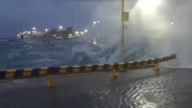 Video Penampakan Gelombang Tinggi Hantam Pelabuhan Bakauheni