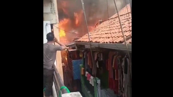 Video Detik-detik Kebakaran Menimpa Rumah di Kampung Melayu