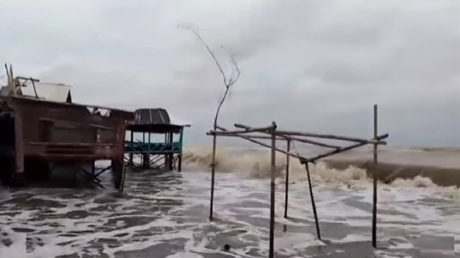 Video Banjir Rob Menerjang Tempat Wisata Tanjung Pakis Karawang