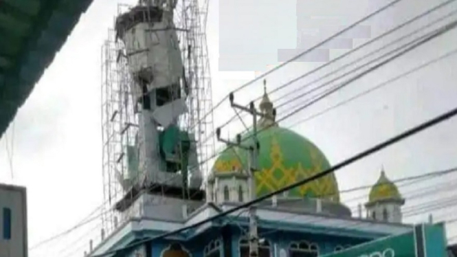 Menara Masjid di Lombok Timur Roboh Diterjang Angin Kencang