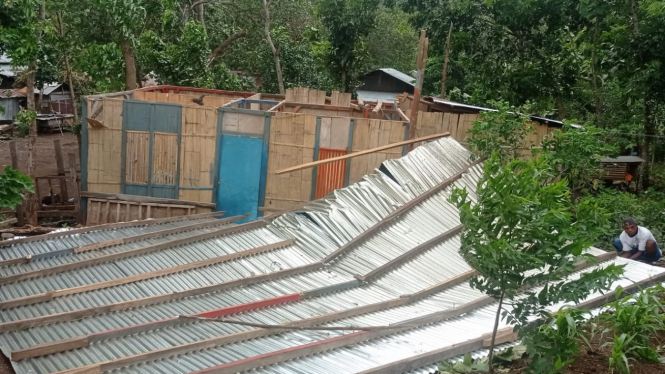 Atap rumah rusak akibat angin kencang di Flores Timur, NTT.