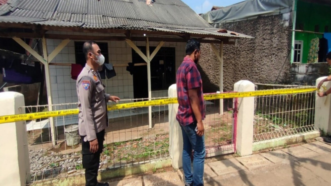 Polisi amankan TKP lokasi sekeluarga keracunan di Bekasi, Jabar.