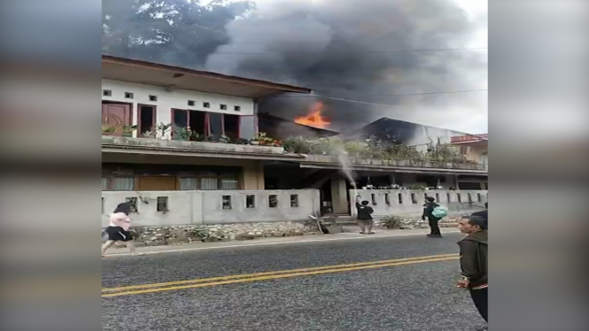 Kebakaran Hebat Menimpa 3 Rumah di Permukiman Padat, Warga Panik