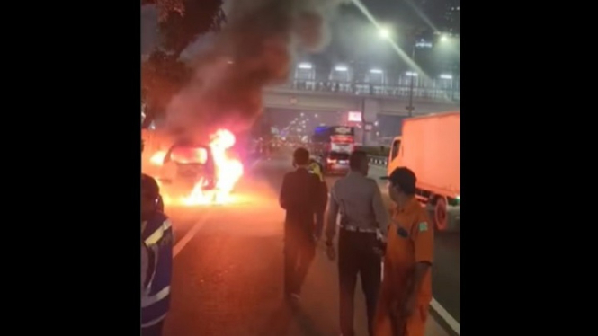 Video Detik-detik Mobil Terbakar di Tol Dalam Kota, Tomang