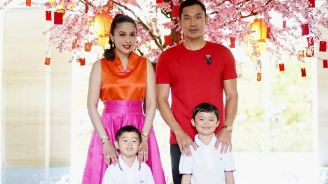 Sandra Dewi dan keluarga