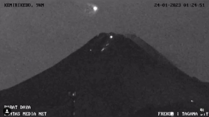 Viral, Fenomena Langka Benda Langit di Atas Gunung Merapi