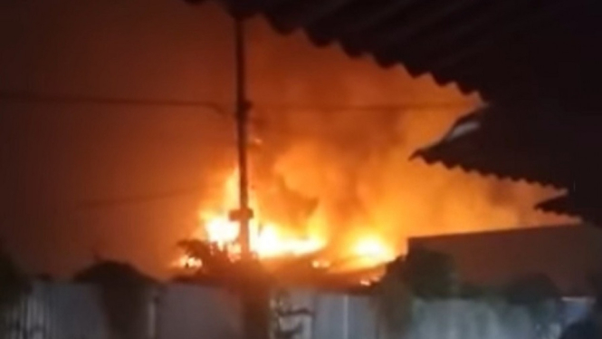 Video Penampakan Kebakaran di Toserba Tokma Bekasi
