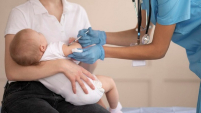 Ilustrasi pemberian vaksin pada bayi.