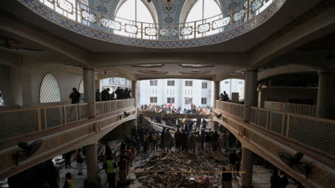 Dampak kerusakan akibat bom bunuh diri di Masjid Pakistan.