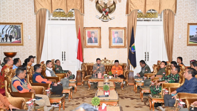 Kepala BNPB Letjen TNI Suharyanto pimpin rapat di Cianjur, Jabar.