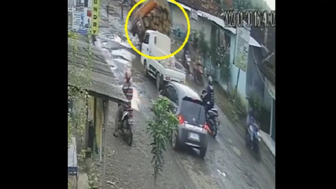Video Viral Detik-detik Truk Bermuatan Kayu Terguling di Jalanan Rusak