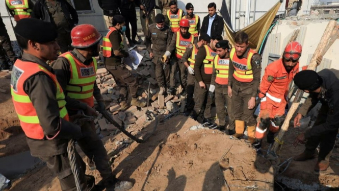 Petugas bersihkan reruntuhan pasca bom bunuh diri di Pakistan.