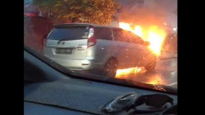 Mobil Terbakar di Jalan Dekat RS Permata Bekasi