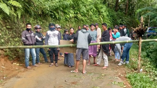 Kesal Tak Kunjung Diperbaiki, Warga di Toraja Utara Palang Jalan