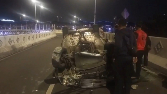 Diduga Rem Blong, Mobil Mercy Terbalik di Flyover Pasar Minggu