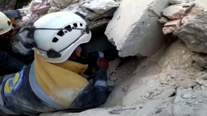 Proses penyelamatan korban gempa di Suriah.